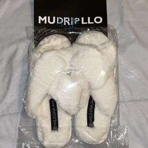 Murillo Drip Cream Snuggle Slippers